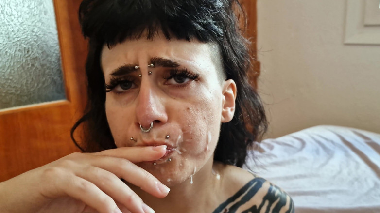 Fucktotum: 문신과 피어싱으로 가득 찬 아주 어린 얼터너티브 고스 모델인 고철, 진짜 아마추어 포르노에서 POV로 좆