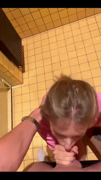 勾引一个女孩并在夜总会厕所操她