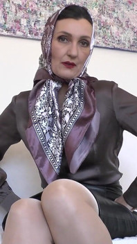 Permainan syal satin yang seru! Lady Victoria Valente