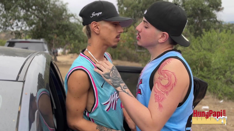 Hung Papi: Kontol besar kepergok nyepong kontol besar pria yang belum disunat...