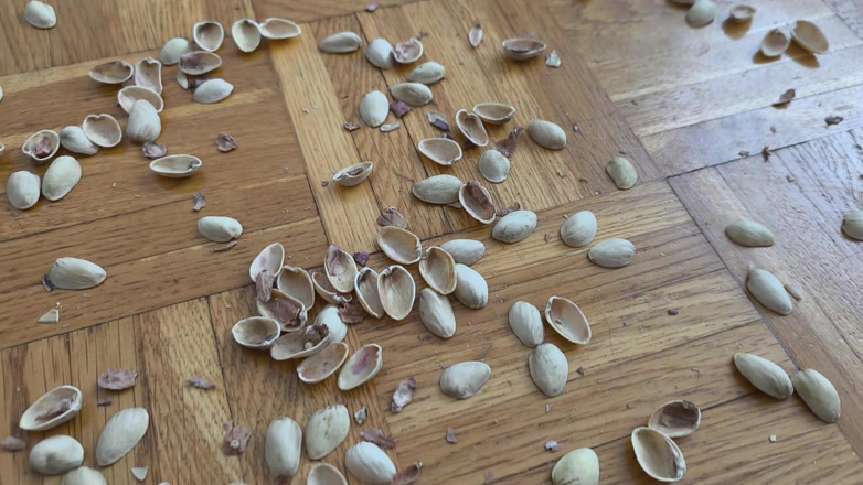 Your QueenXoXo: Donna Da 130kg Che Cammina Sul Pistachio Shells - Suoni Croccanti