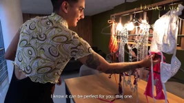 Sekreteri tarafından baştan çıkarılan bir stilist eşcinsel