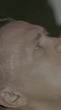 Nejdřív Masturbuje Na Gauči, Pak Si Vezme Penis Do Zadku