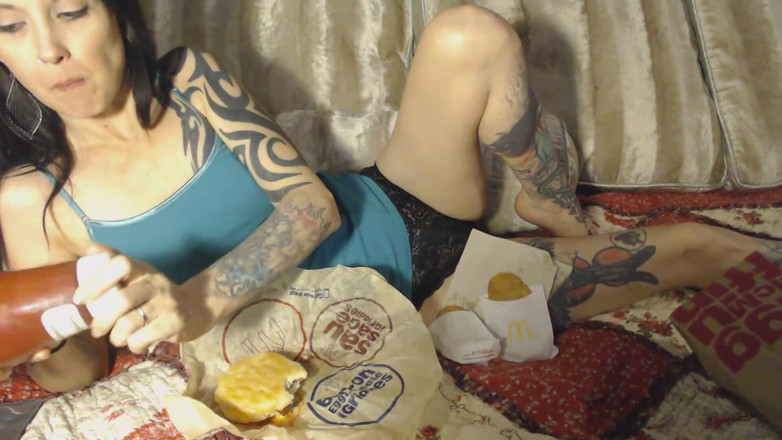 PandoraSG: Le petit-déjeuner d’un Mcd tatoué gothique