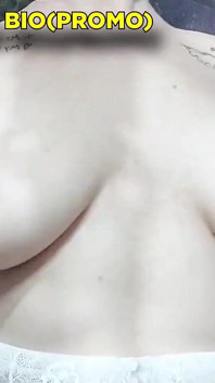 Je touche mes seins avec mon demi-frère
