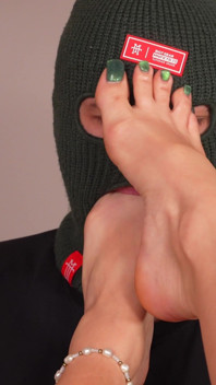 4K Fußanbetung Und Fußknebel Von Heißer Blonder Göttin Mit Langen Grünen Zehennägeln