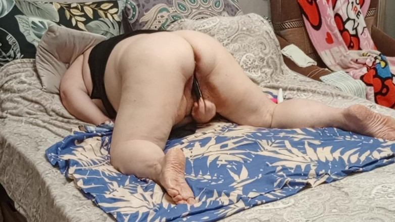 Zona901: Vecina se acaricia y se masturba su gran coño