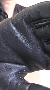 ถุงมือหนังสีดำ กลิ่นหนังเสียวจนเงี่ยน คุณผู้หญิงวิกตอเรีย วาเลนเต้
