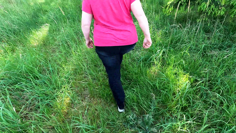 Bouncy Tits Action: Coño y culo completamente desnudos, azotes en el bosque
