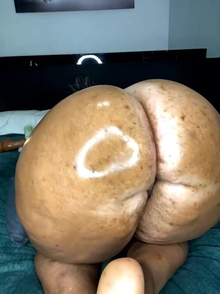 Big black clapping booties: Дрочити до надзвичайно великого, епізод 1038