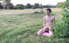 Nahý Honí si golfový klub