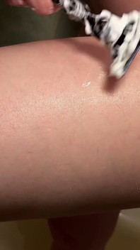 私はお尻、脚、脇の毛を剃っています