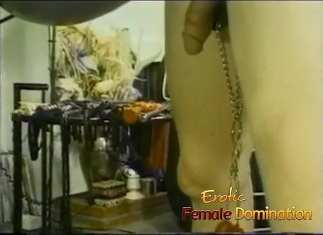 Erotic Female Domination: Sarışın sahibe kölesinin götünü kırbaçlıyor