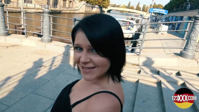 123XXX - 100% Amateurs: Ragazza dai capelli scuri ottiene una stanza privata in un...