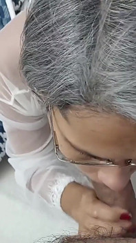 침대에서 자위하는 의붓여동생을 놀라게 하고 그녀의 시트에 들어가 - 스페인어 포르노 100%