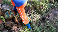 Bouncy Tits Action: Sitzen in gummistiefeln auf woodpile