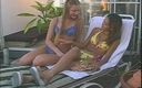 Outdoor pervs: Geile teenager blieben allein zu hause, um ein sonnenbad zu...