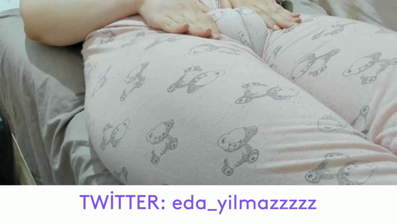 bigass_sexy_bigboobs: Camel toe - masturbation im schlafanzug - geschwollene muschi - geschwollene muschi - große...