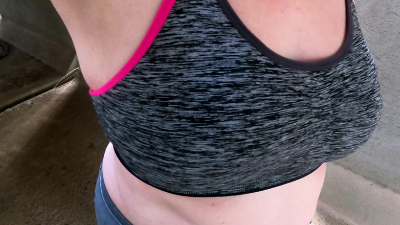 Bouncy Tits Action: โดนลงโทษหน้าอกแก้ผ้าในอุโมงค์