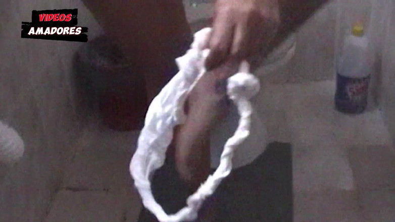 Amateurs videos: La formosa bionda fa la pipì in bagno