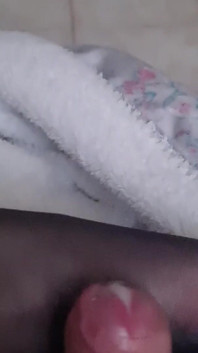 Footjob dengan stoking nilon di sofa'