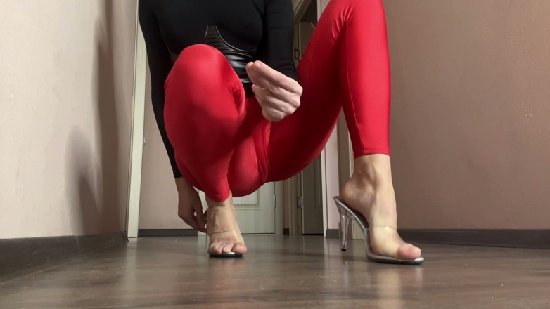 Skinny_lady69: Fingers snap tumit, loop tanpa legging ketat domme dengan legging...