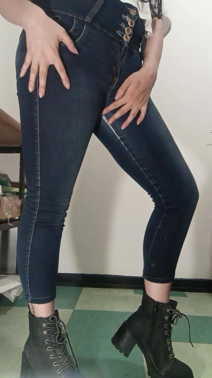 Golden domme: 模特穿牛仔裤