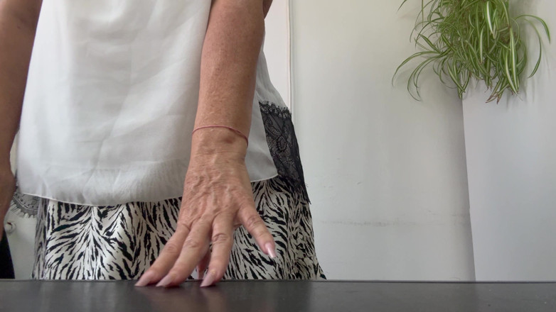 Step Mommy: La matrigna arrapata Michelle mette i suoi piedi sexy con...