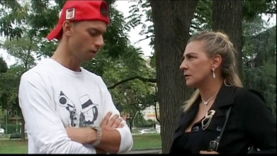 Real Home Made: Madrasta gostosa e suja seduz colega de classe do enteado