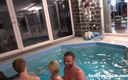 Family Screw: Orgía de padrastro en la piscina de mis hermanastras