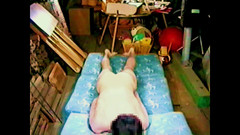 Mark Hannes: 18letá marka, nahá masturbace starého skladiště