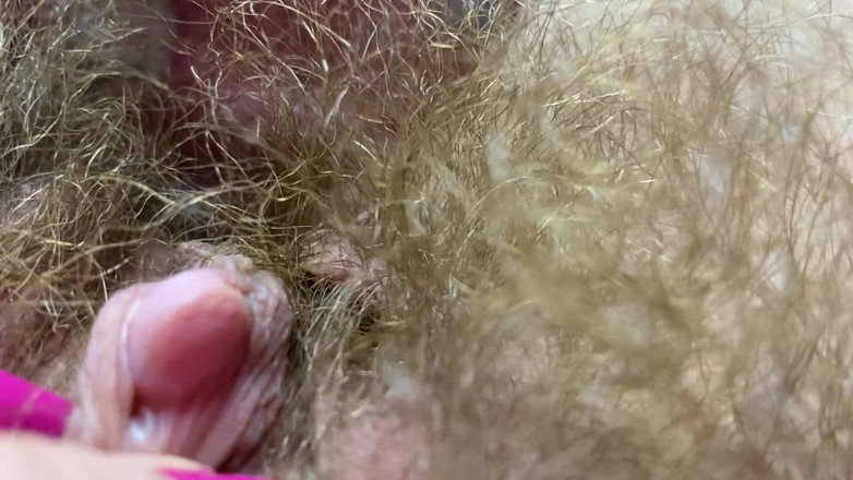 Cuteblonde666: Clitoride mostruoso nella giungla