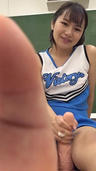 A líder de torcida Natsuki Kisaragi oferece a você seus pés sujos e fedorentos para começar o dia