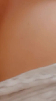 Sexy fantazie z coffe shopu. Dlouhý čůrák v kalhotkách pod šaty