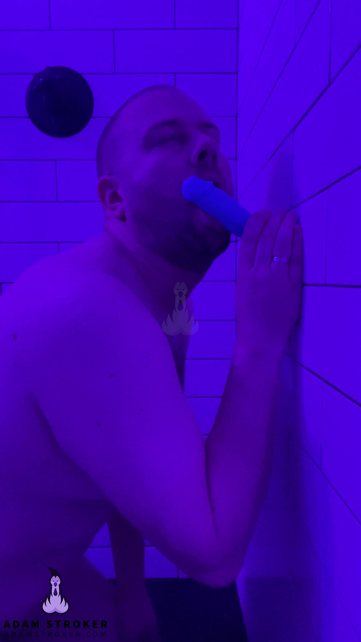 Adam Stroker: Douche nocturne, désirs coquins