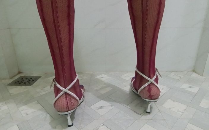 Kinky Alice: Alice en vestido de pis