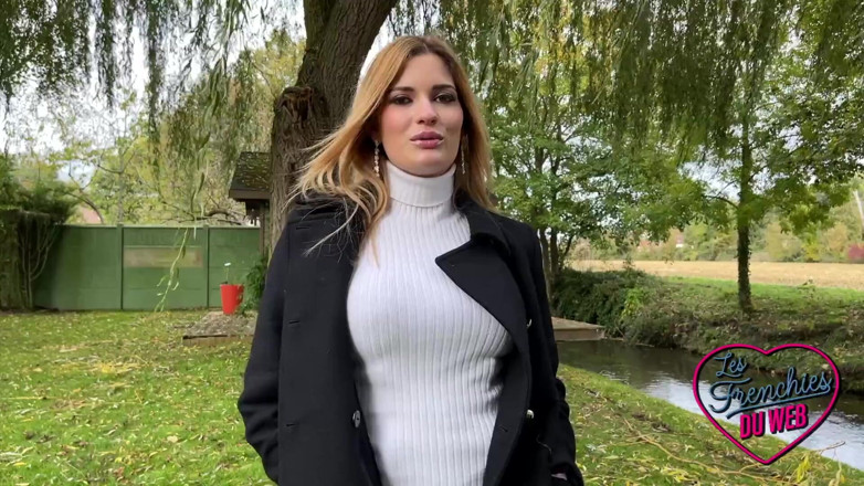 The Frenchies of the web: Rose, seorang awek muda, berkongkek di hadapan kamera buat kali...