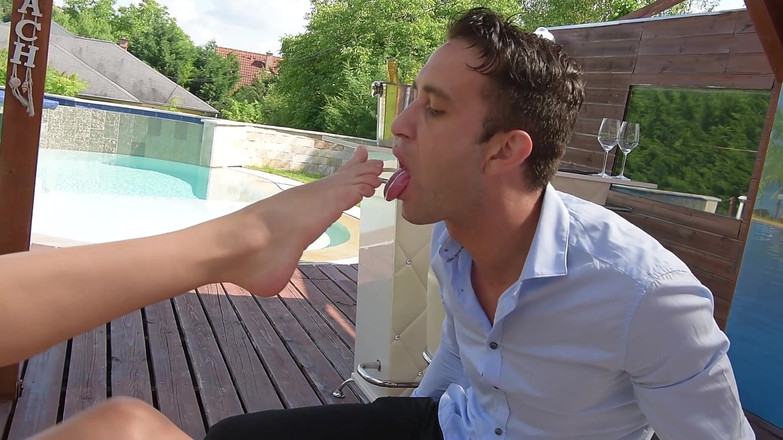 Pornos and Movies with big Huge and GangBang: Blonda bombă la piscină suge pula sălbatic