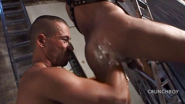 HARD PORN STUDIO: Buổi chơi nắm tay với sự sỉ nhục đi tiểu