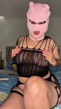 淫荡的蒙面女郎为了得到更多的快乐而抽插她的阴户