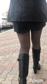 Mini Jupe En Cuir Sans Culotte Et Exhibition En Public