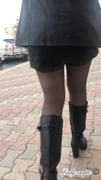 Mini Jupe En Cuir Sans Culotte Et Exhibition En Public