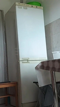 Cuplu de amatori care se distrează în bucătărie.