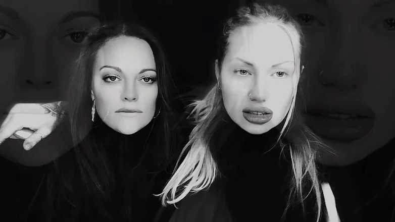 Goddess Misha Goldy: Nuestros labios sexy y humo te follan