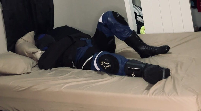 GearJock69: Motociclist într-un straitjacket și legat