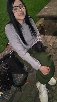 Potkávám krásnou mladou ženu, která mi dává denní čas.
