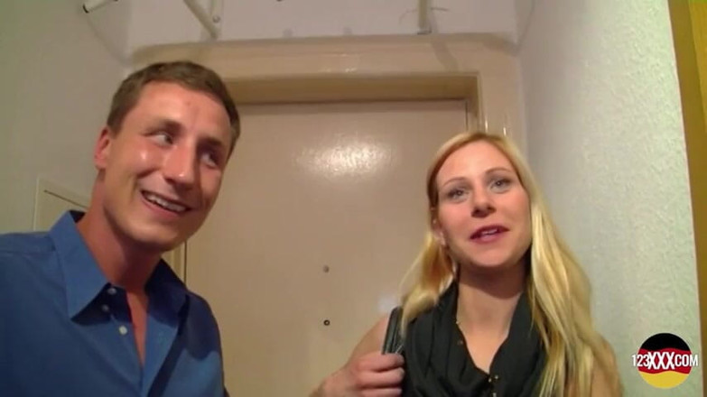 123XXX - 100% Amateurs: Sexy deutsche blondine mit runden möpsen genießt es, auf einen...