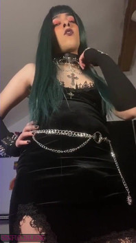 Chica gótica de polla grande humilla a su esclavo