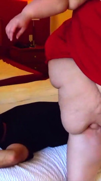 Nora de 610 lb juega con un hombre y una mujer