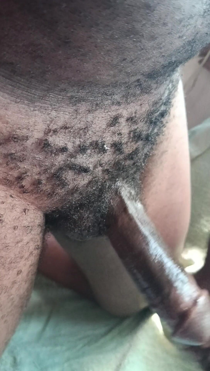 Kenyandick: Close up - cewek kulit hitam ini lagi asik ngusap kontol...